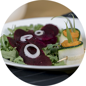 carpaccio-z-buraka-na-rukoli-i-roladki-z-cukinii
