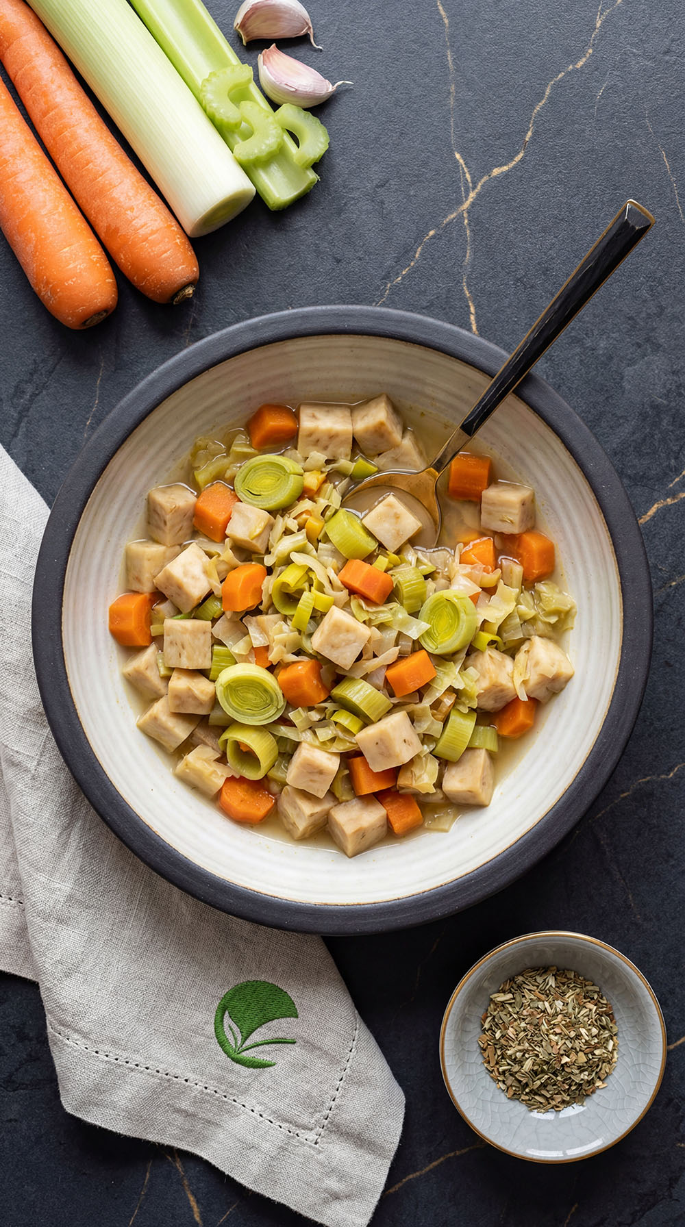 Selerowy gulasz z cząbrem w aromatycznej wersji