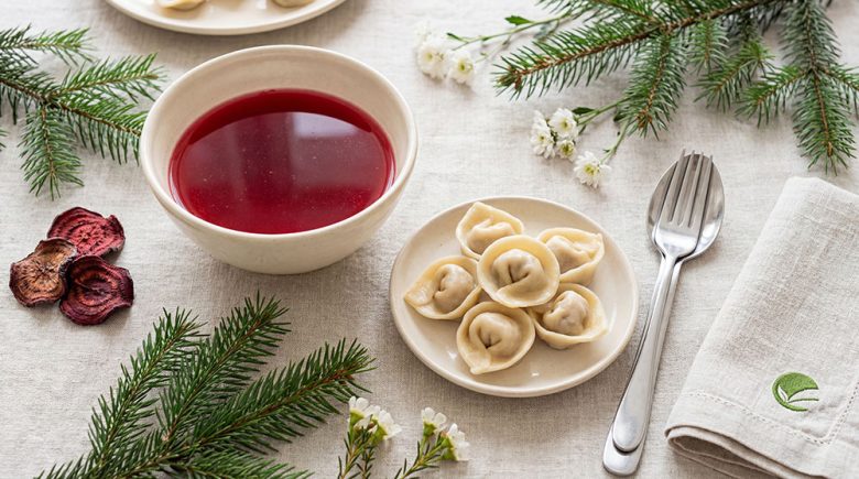 Barszcz wigilijny wegański na naturalnym zakwasie z uszkami grzybowymi