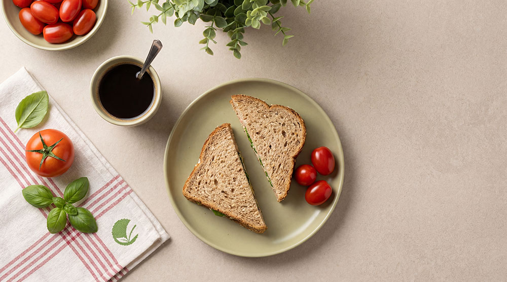 Kanapka proteinowa na chlebie białkowym z pesto bazyliowym, mozzarellą i pomidorkami