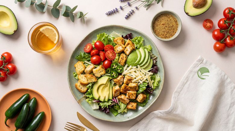 Sałatka z kurczakiem, serem cheddar, awokado, jalapeño i bezglutenowymi grzankami z sosem musztardowym