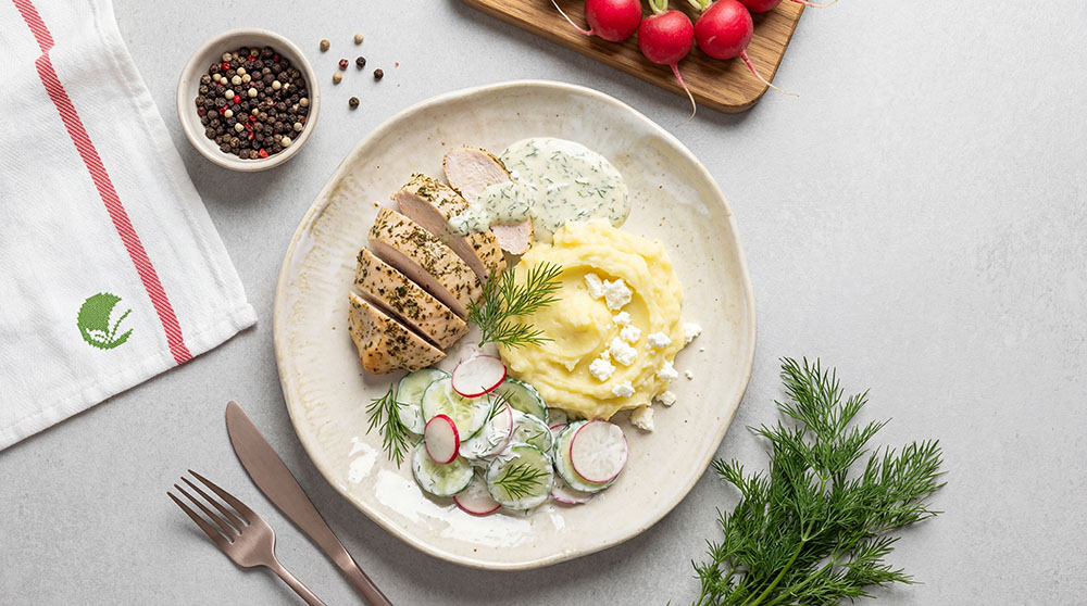 Plastry kurczaka w sosie koperkowym z puree ziemniaczanym z białym serem i mizerią z rzodkiewką