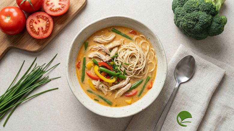 Azjatycka zupa z szarpanym indykiem i makaronem sojowym