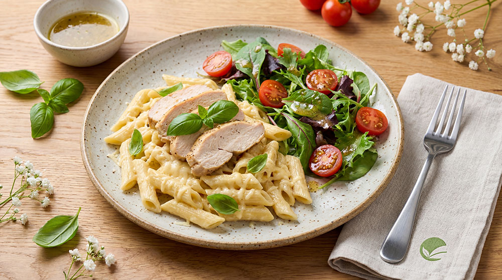 Kremowy kurczak z bezglutenowym makaronem i świeżą sałatką – zdrowy obiad