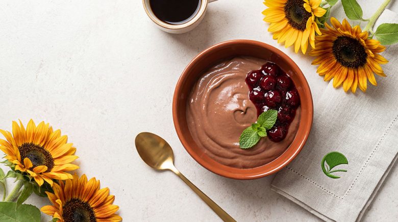 Proteinowy budyń czekoladowy z konfiturą wiśniową bez cukru