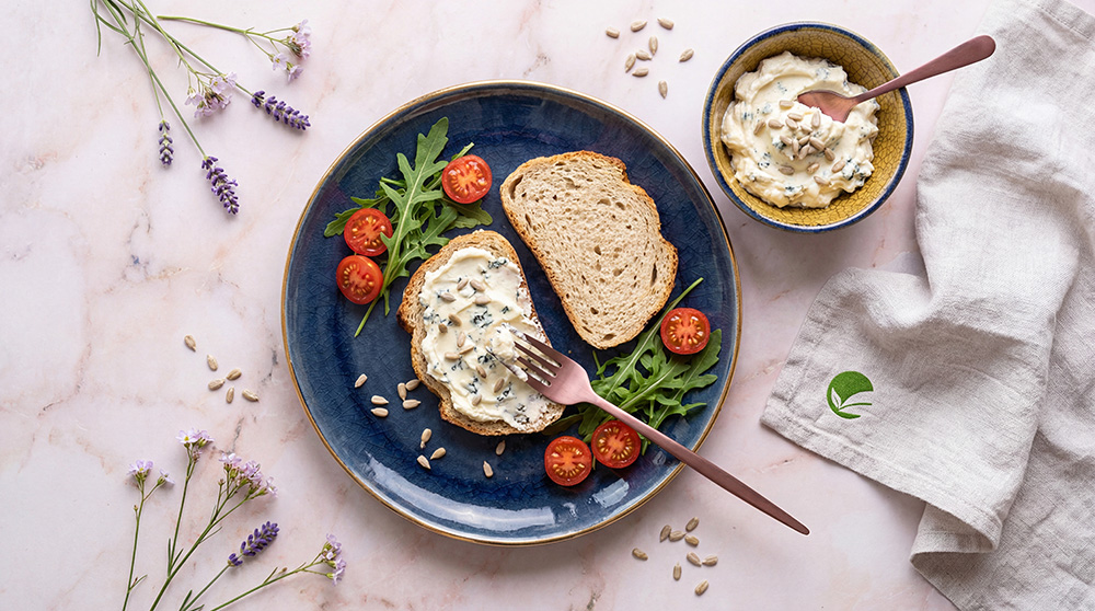 Keto chlebek z delikatną pastą mascarpone i lazurem