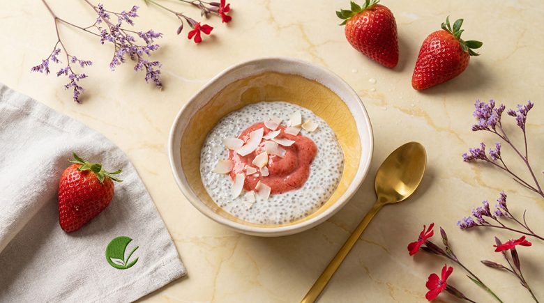 Keto kokosowy pudding inspirowany raffaello z musem truskawkowym