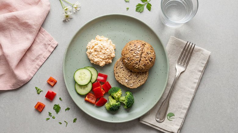 Keto pasta serowa z keto bułeczką i świeżymi warzywami