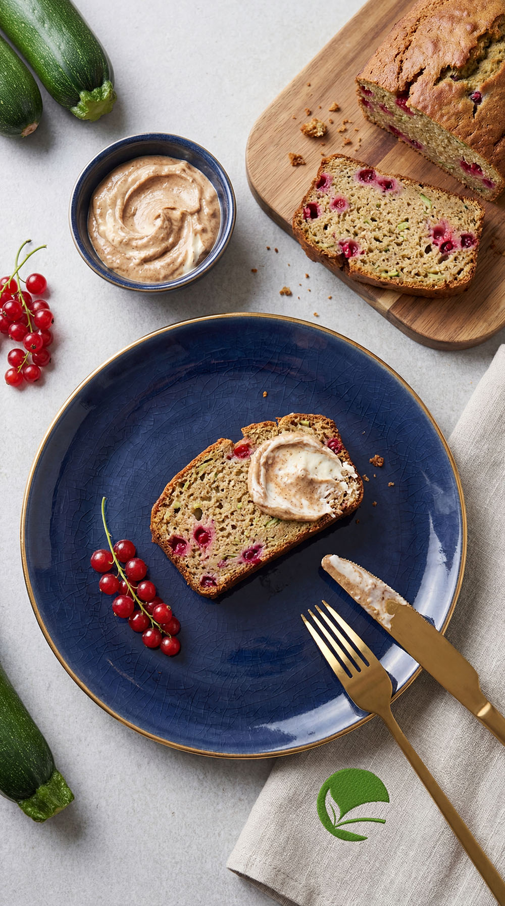 Keto chlebek cukiniowy z mascarpone i czerwoną porzeczką