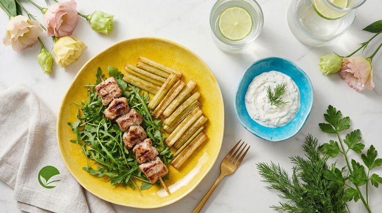 Keto souvlaki wieprzowe z sosem jogurtowym i selerem