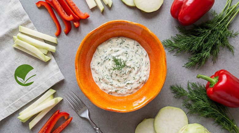 Keto dip koperkowy z creme fraiche i słupkami warzyw – lekki podwieczorek KETO