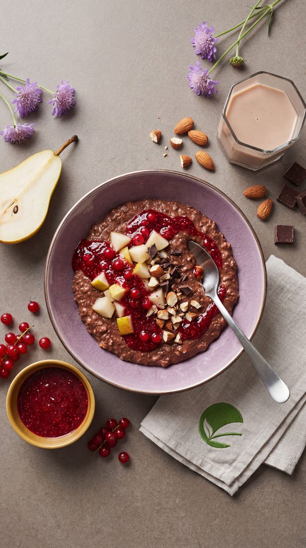 Owsianka kakaowo-orzechowa z sosem z czerwonej porzeczki