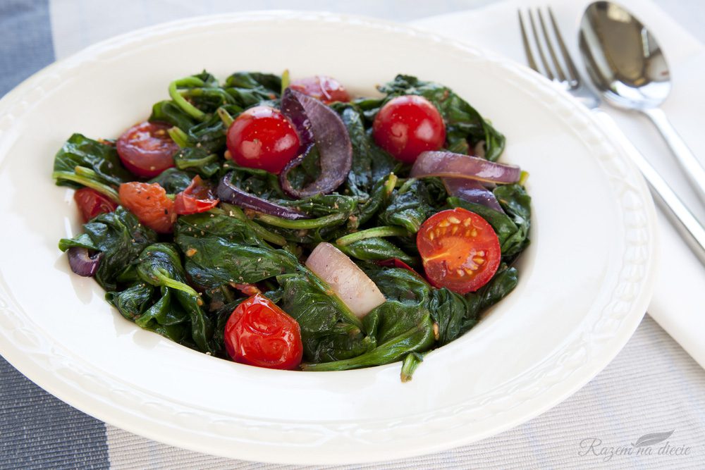 Duszony szpinak z pomidorami