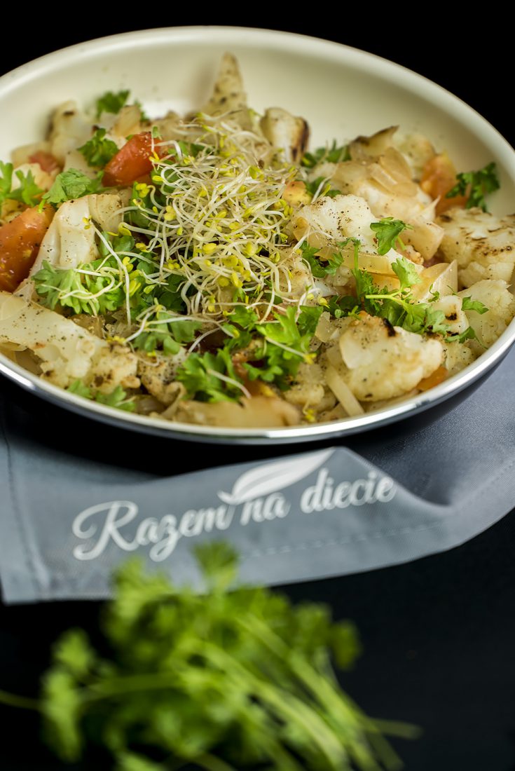 Kalafior w cebuli i pomidorach