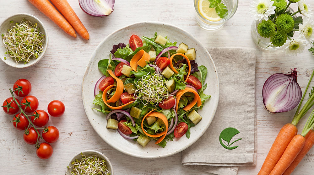 Pomidory w towarzystwie kolorowych warzyw