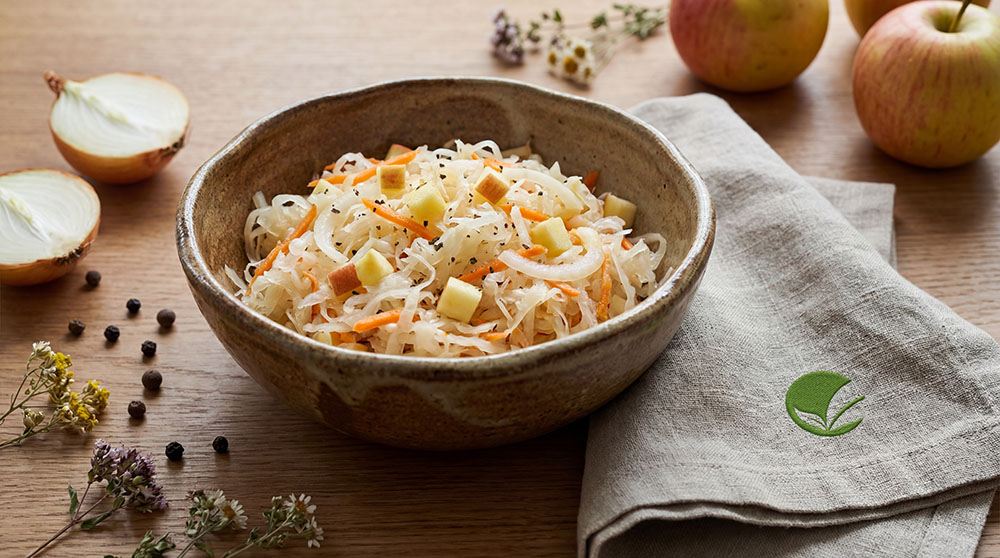 Surówka z kiszonej kapusty z dodatkiem pieprzu ziołowego