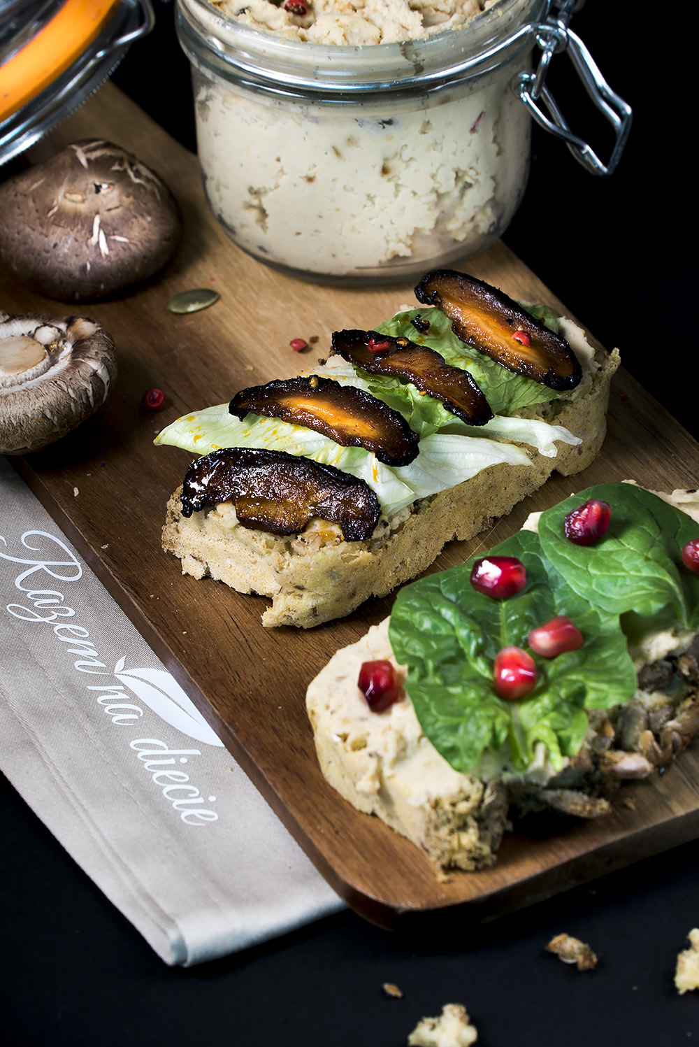 Kanapki z granatem i shitake