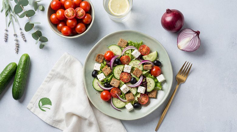 Sałatka grecka z razowymi grzankami i sosem winegret