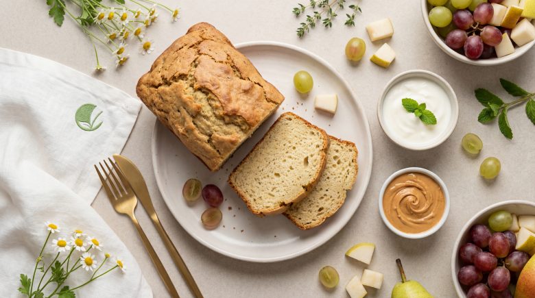 Chlebek proteinowy z jogurtem greckim, kremem orzechowym, gruszką i winogronami