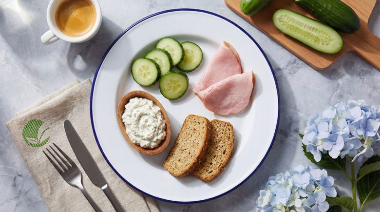 Białkowe śniadanie na słono z chlebem proteinowym i twarożkiem