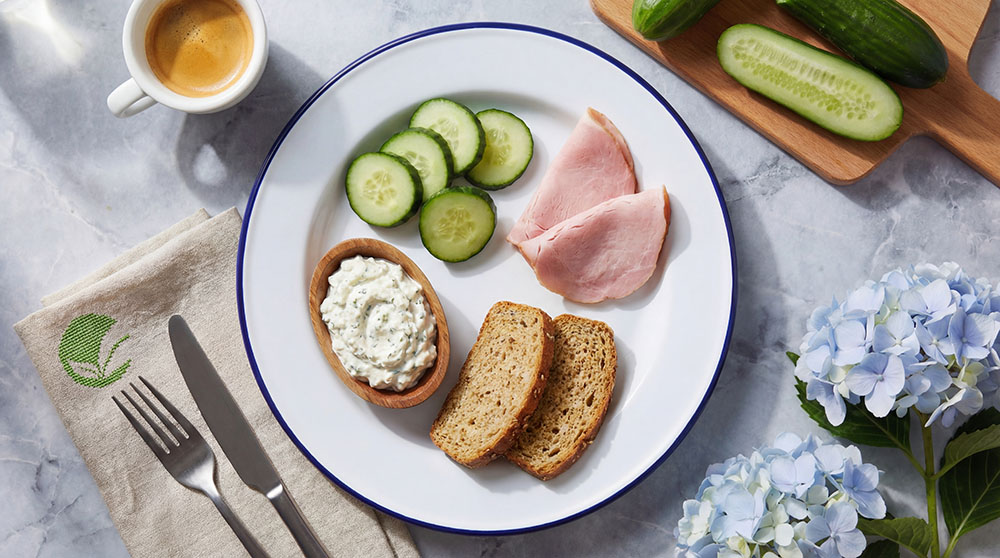 Białkowe śniadanie na słono z chlebem proteinowym i twarożkiem