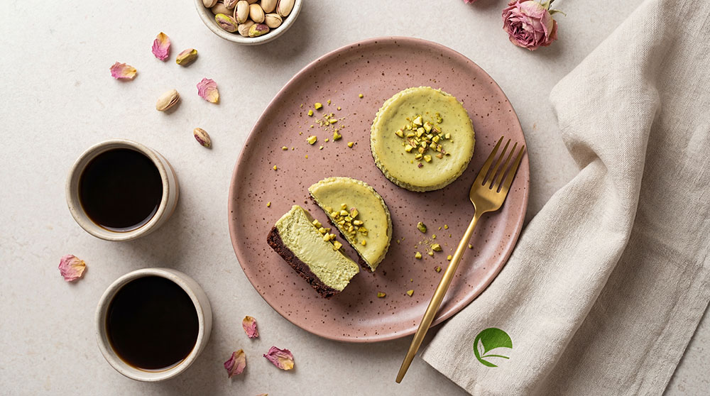 Mini serniczki pistacjowe na kakaowym spodzie – fit drugie śniadanie