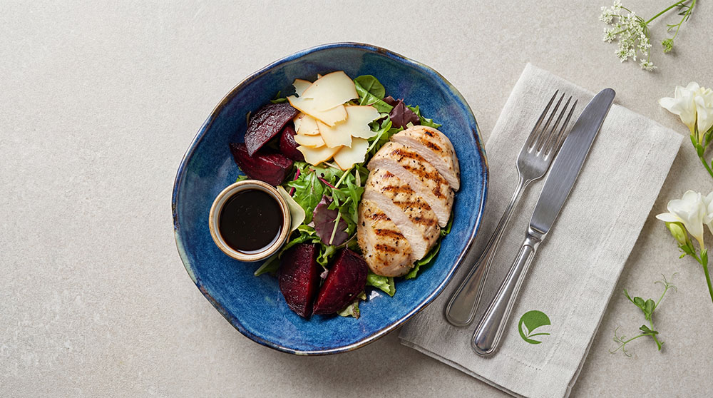 Sałatka z kurczakiem, serem wędzonym i burakiem – lekka kolacja białkowa