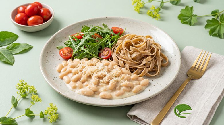 Kremowa fasola z makaronem pełnoziarnistym i parmezanem – fit obiad