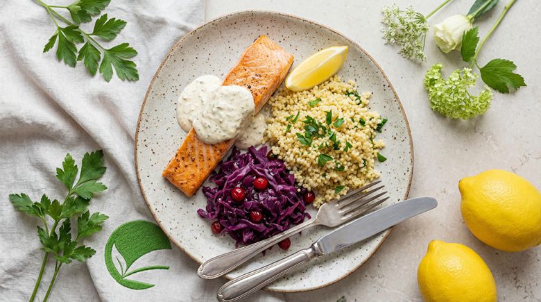 Łosoś w sosie chrzanowym z kaszą jaglaną i kapustą – fit obiad