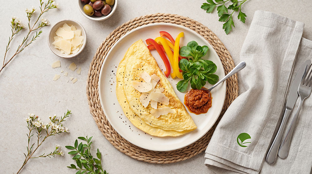 Omlet czteroserowy z czerwonym pesto – białkowe śniadanie low carb