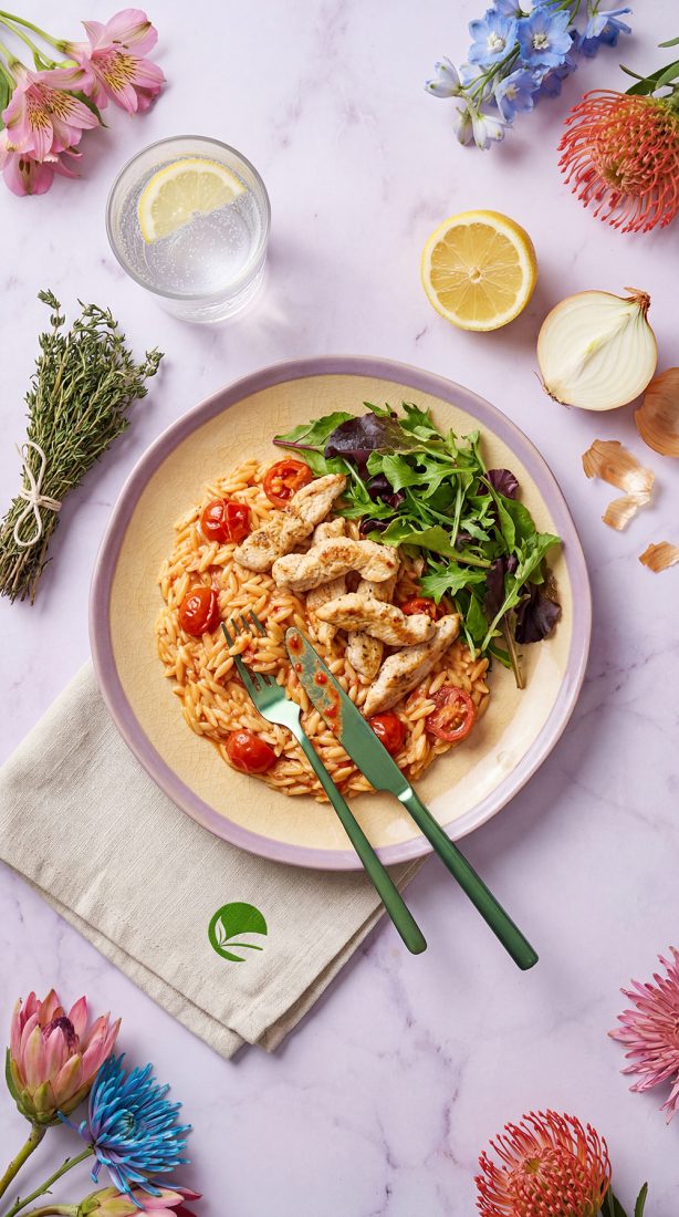 Pełnoziarniste orzo z kurczakiem w sosie pomidorowym