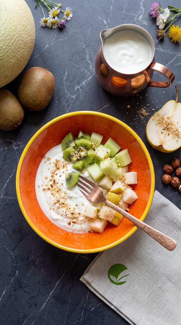 Owocowa miseczka z jogurtem i orzechami – podwieczorek przy Hashimoto