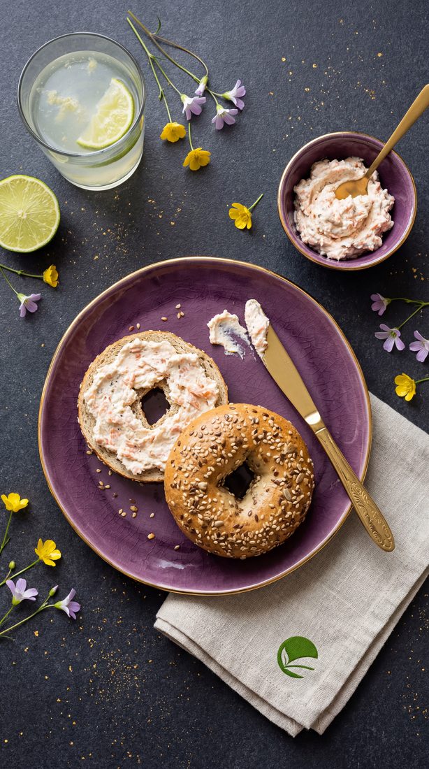 Bajgiel z cytrynowym serkiem i łososiem – szybkie śniadanie Hashimoto