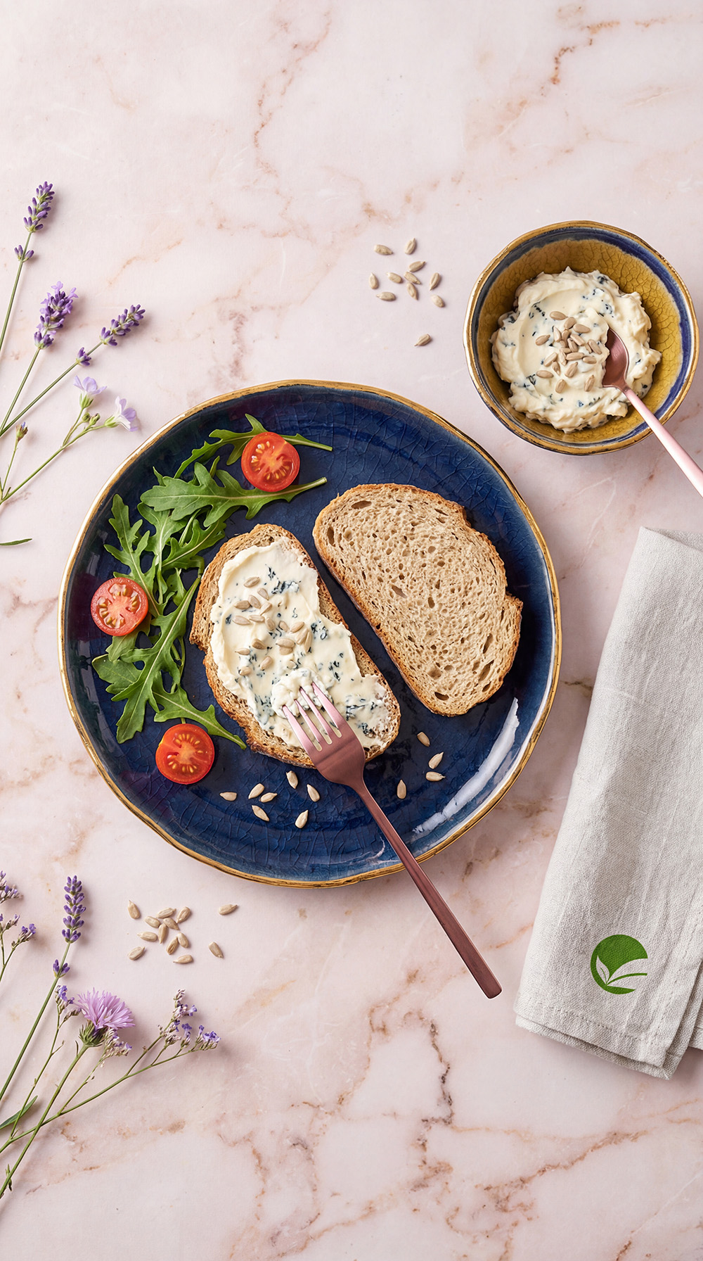 Keto chlebek z delikatną pastą mascarpone i lazurem
