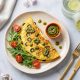 Śródziemnomorskie keto omlety jajeczne z oliwkami i pesto
