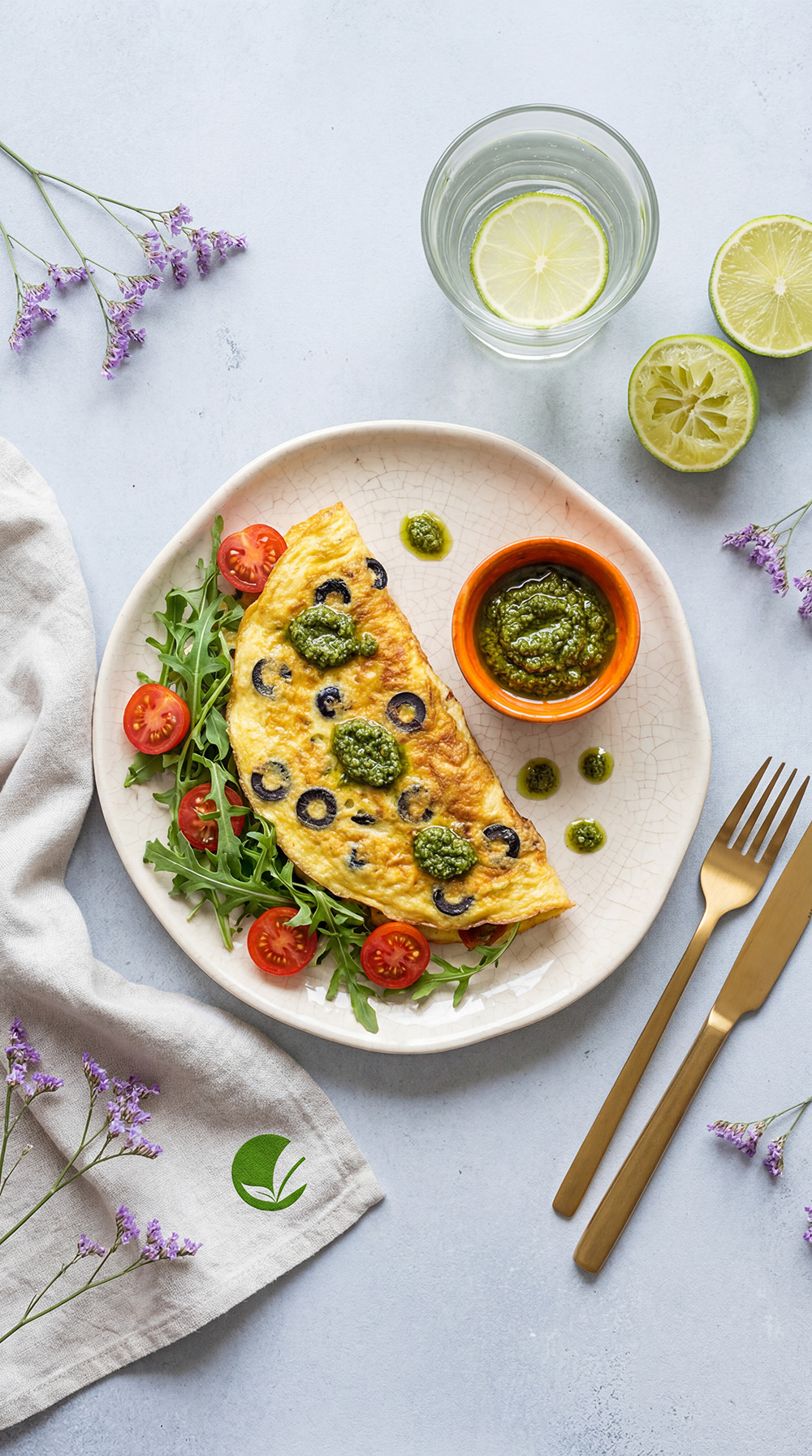 Śródziemnomorskie keto omlety jajeczne z oliwkami i pesto