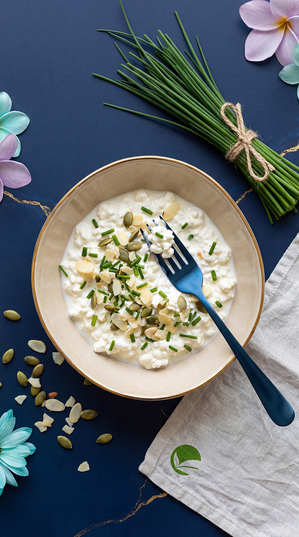 Keto serek wiejski ze szczypiorkiem i chrupiącą posypką orzechową