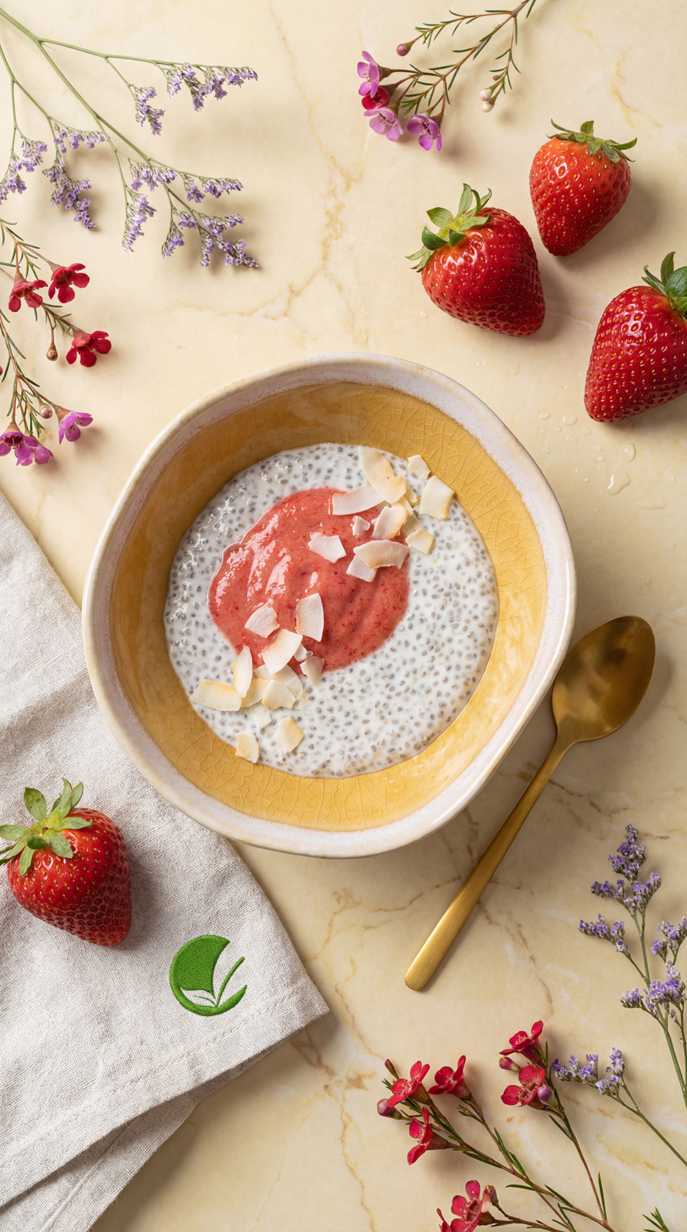 Keto kokosowy pudding inspirowany raffaello z musem truskawkowym