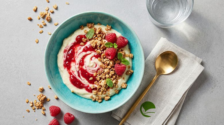 Keto granola orzechowa z serkiem i sosem malinowym