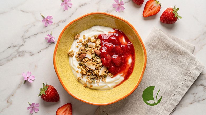 Keto granola z jogurtem greckim i sosem truskawkowym – śniadanie keto bez cukru