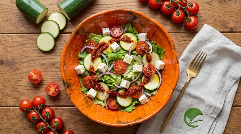 Keto sałatka z cukinią, serem greckim i pesto rosso – szybki posiłek KETO