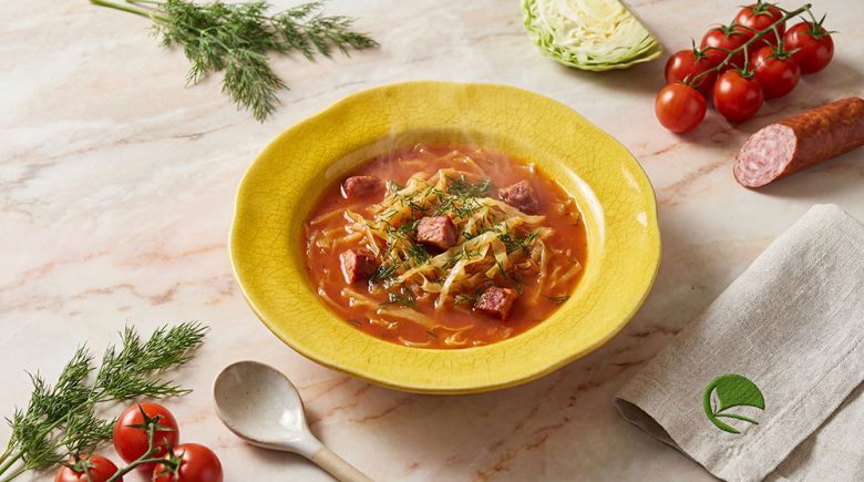 Keto kapuśniak pomidorowy z młodej kapusty z koperkiem i kiełbasą