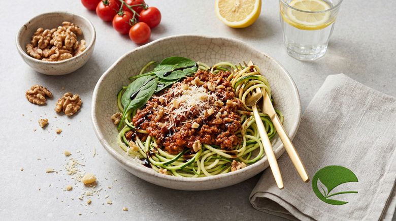 Keto spaghetti bolognese z makaronem z cukinii, parmezanem i szpinakiem