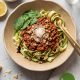 Keto spaghetti bolognese z makaronem z cukinii, parmezanem i szpinakiem