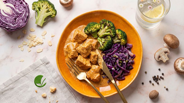 Butter chicken keto z brokułami i surówką z czerwonej kapusty