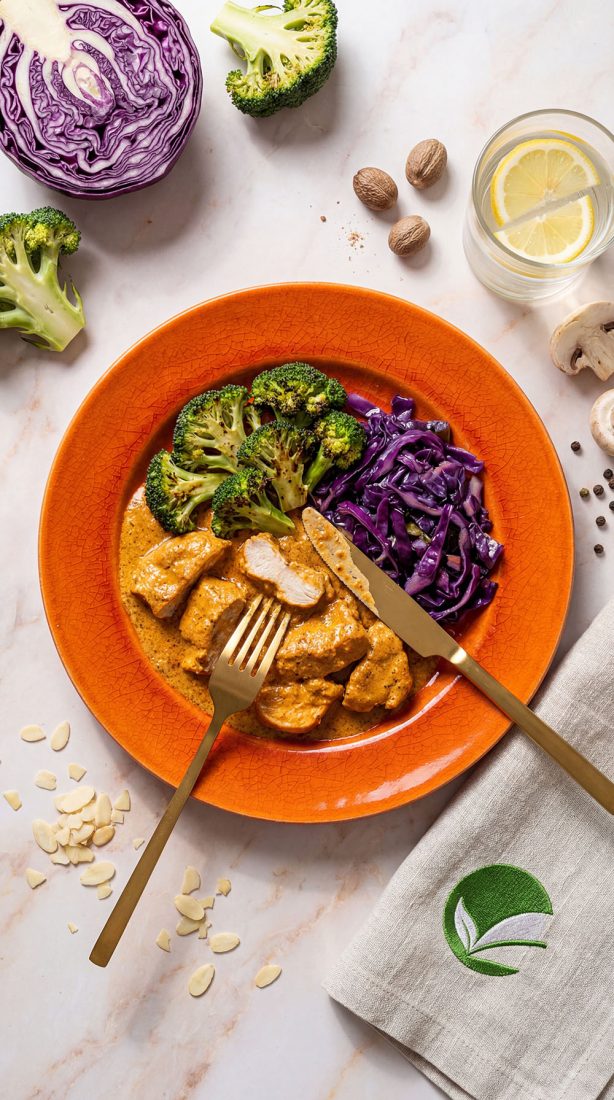 Butter chicken keto z brokułami i surówką z czerwonej kapusty