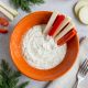 Keto dip koperkowy z creme fraiche i słupkami warzyw – lekki podwieczorek KETO