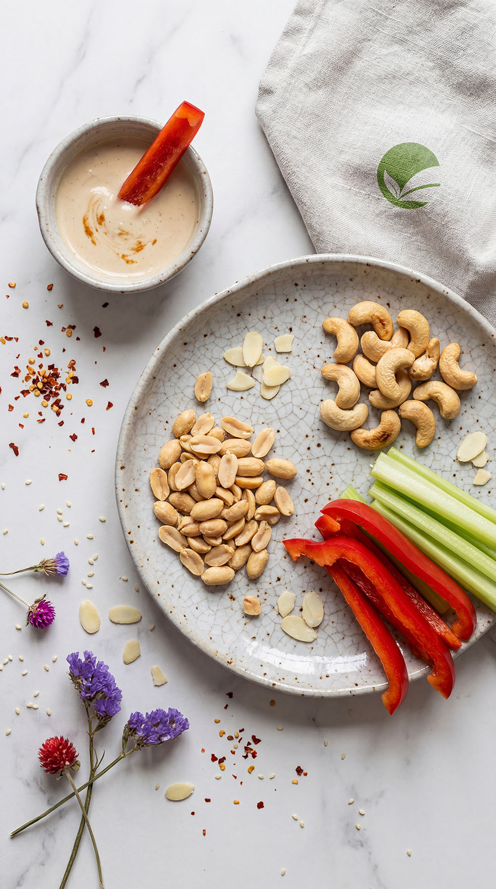 Pikantna mieszanka orzechów keto z warzywami do chrupania i dipem sezamowym