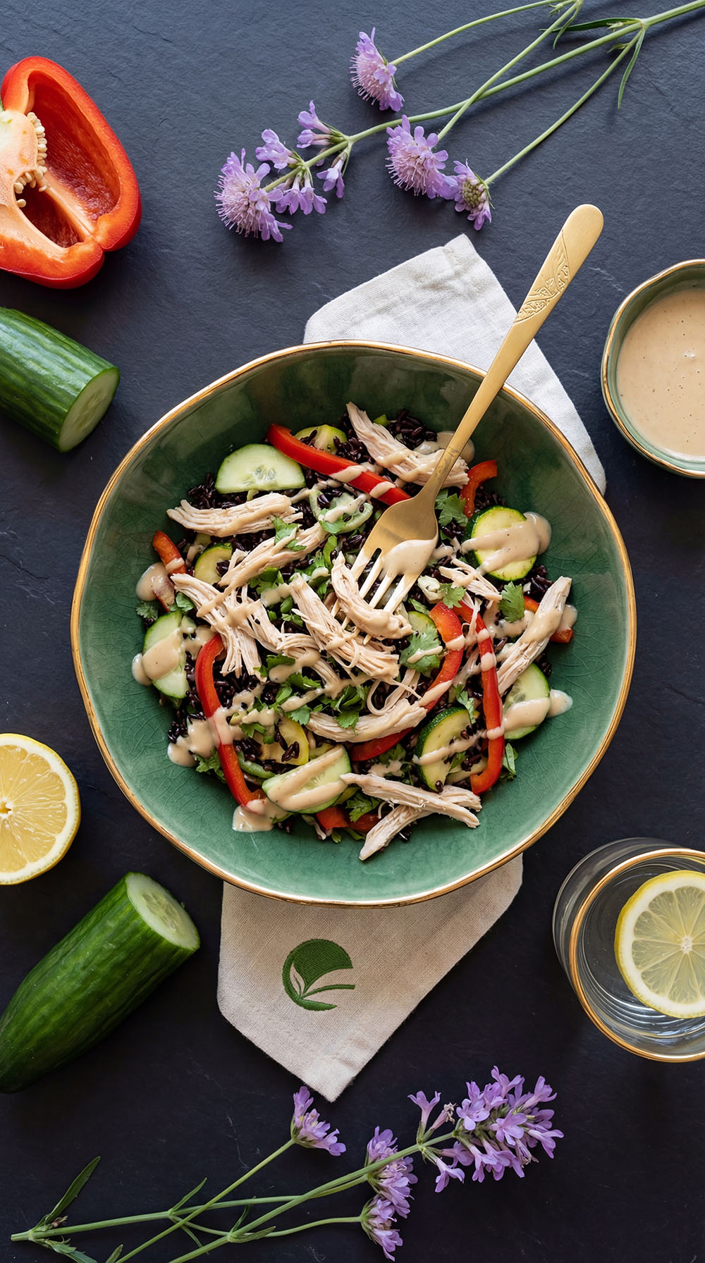 Sałatka z kurczakiem, czarnym ryżem i sosem sezamowym – kolacja w diecie przy Hashimoto