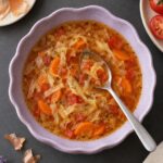 Zupa kapuściana z pomidorem, marchwią i majerankiem